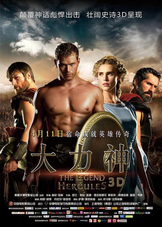 《公公和儿媳》剧照：周德望独自坐在沙发一角